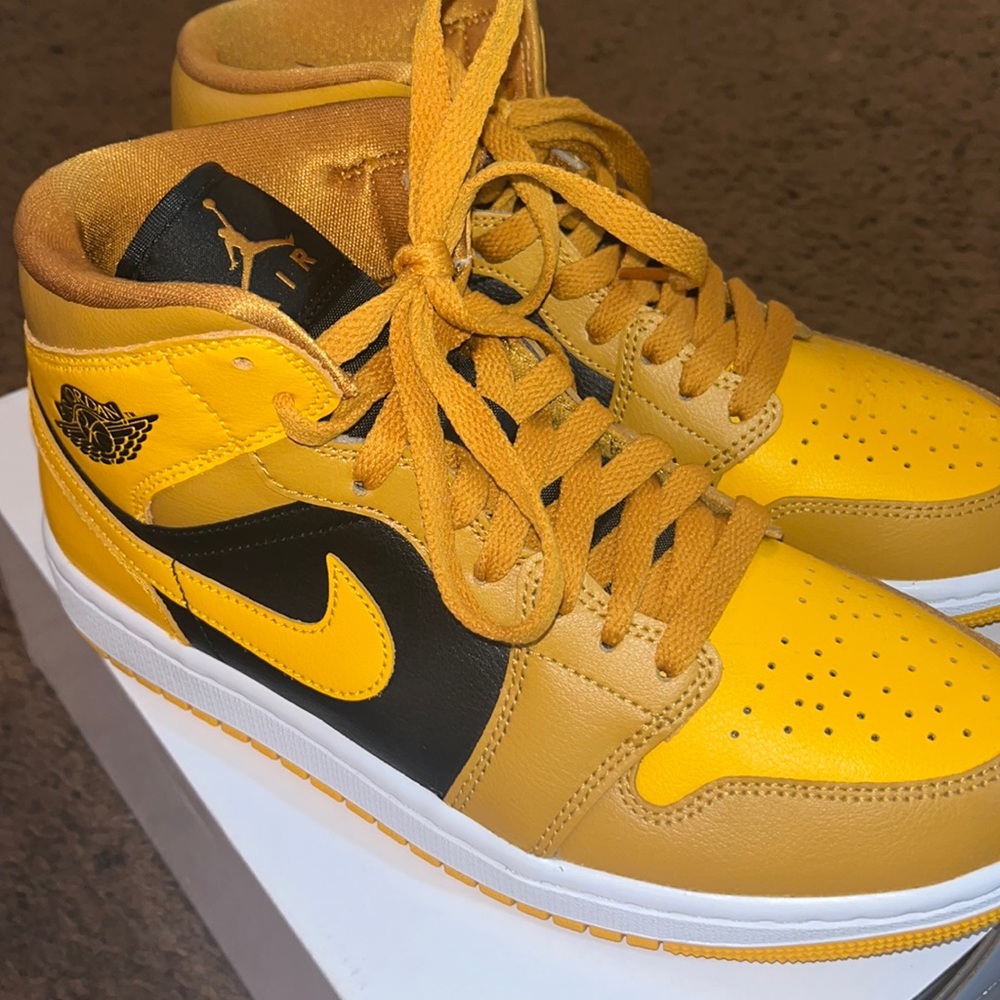 WMNS Air Jordan 1 Mid “Chutney” size 9